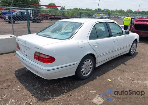 2000 Mercedes-Benz E 320 4M z USA, uszkodzony, nr VIN WDBJF82J6YX036008